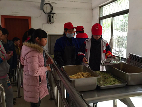 南昌现代外国语学校（象湖校区） 八年级组“学雷锋志愿服务队”走进食堂